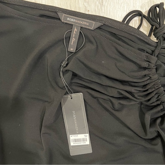 NWT BCBGMAXAZRIA Black One Sleeve & Open Shoulder Top Size M Black - Picture 2 of 11